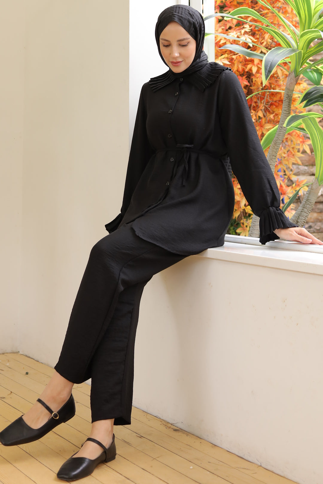 BNG Women Pleated Linen Suit in Black with Collar and Sleeves - Clermont