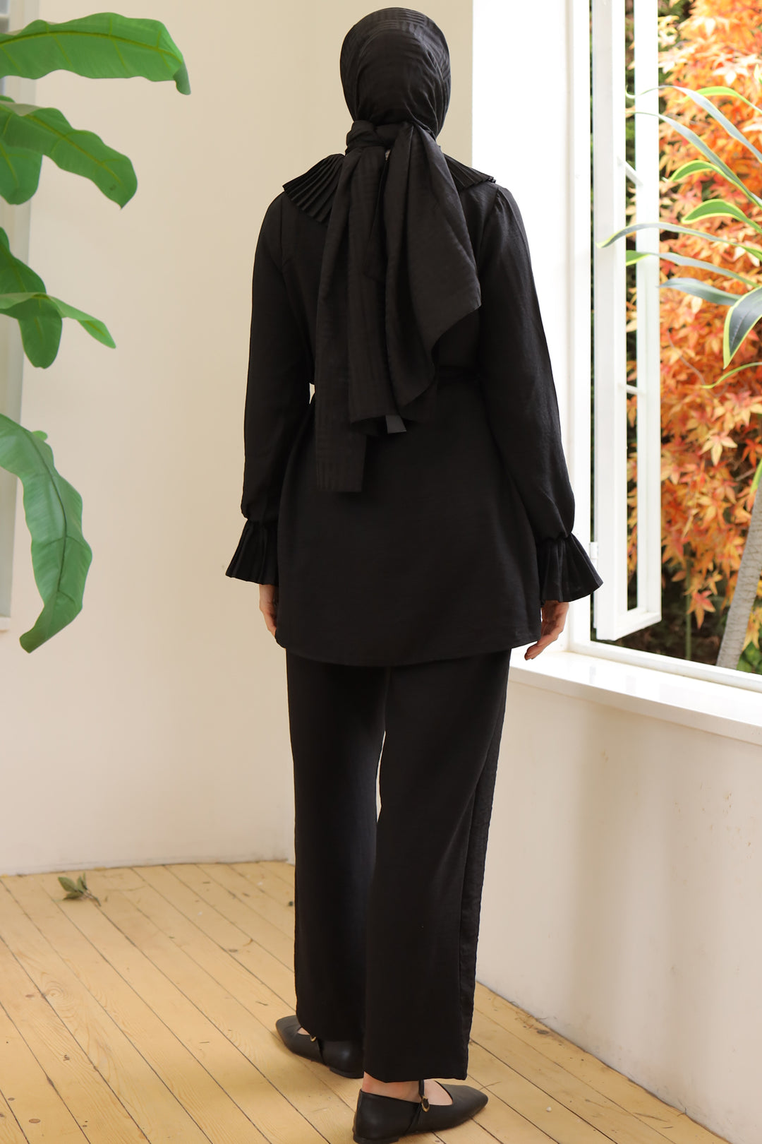 BNG Women Pleated Linen Suit in Black with Collar and Sleeves - Clermont