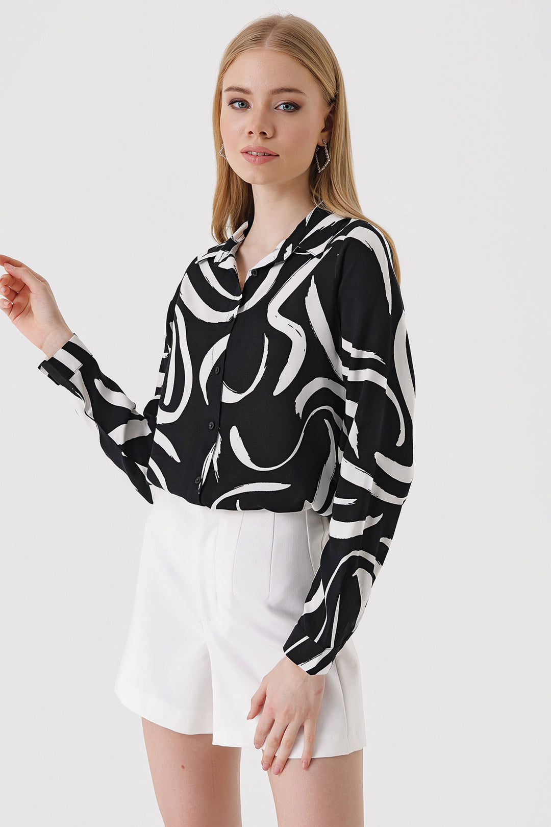 BGD Women Graphic Patterned Shirt - Black - Avondale