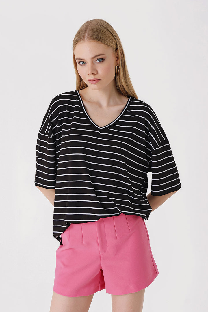 BGD Women Striped Oversized T-shirt - Black - Avondale