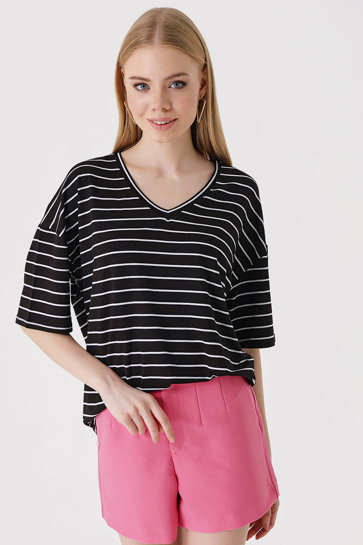 BGD Women Striped Oversized T-shirt - Black - Avondale