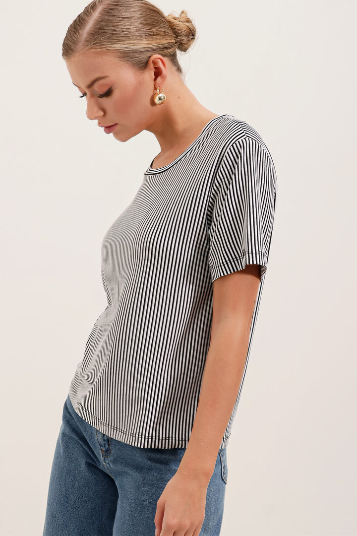 BGD Women Striped Basic T-shirt - Black - Avondale