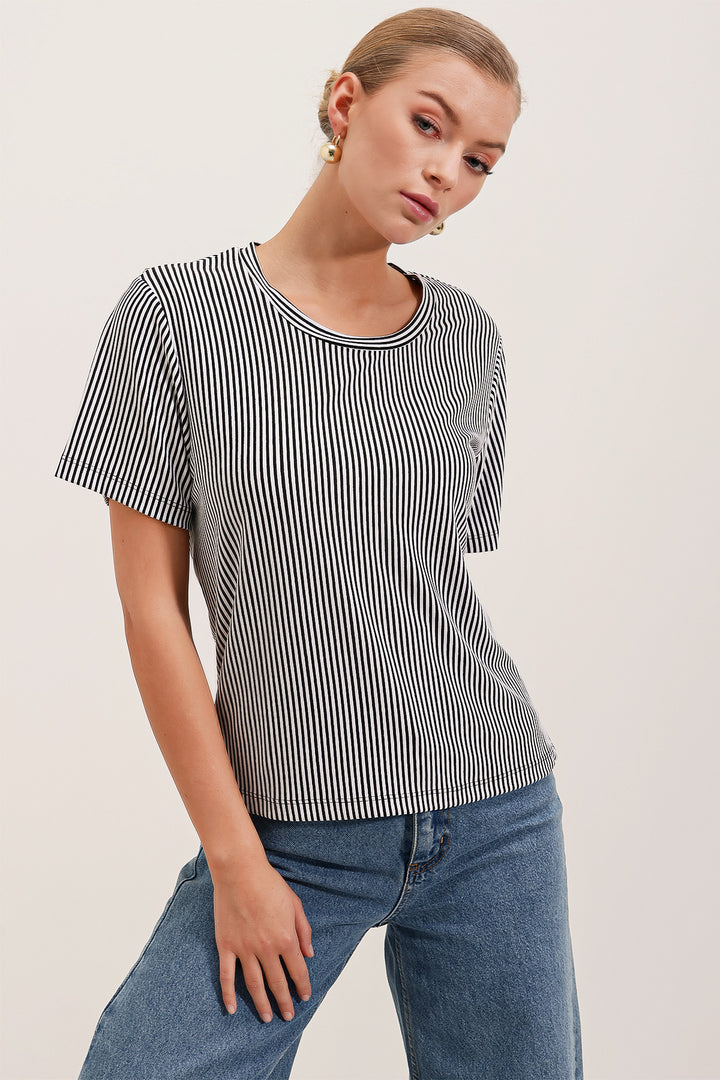 BGD Women Striped Basic T-shirt - Black - Avondale