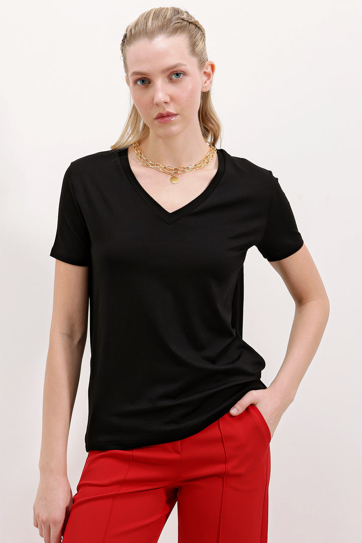 BGD Women V Neck Oversized T-shirt - Black - Avondale