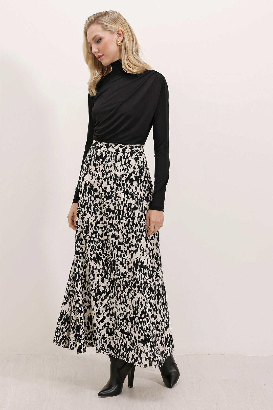 BGD Women Patterned Viscose Skirt - Black - Avondale