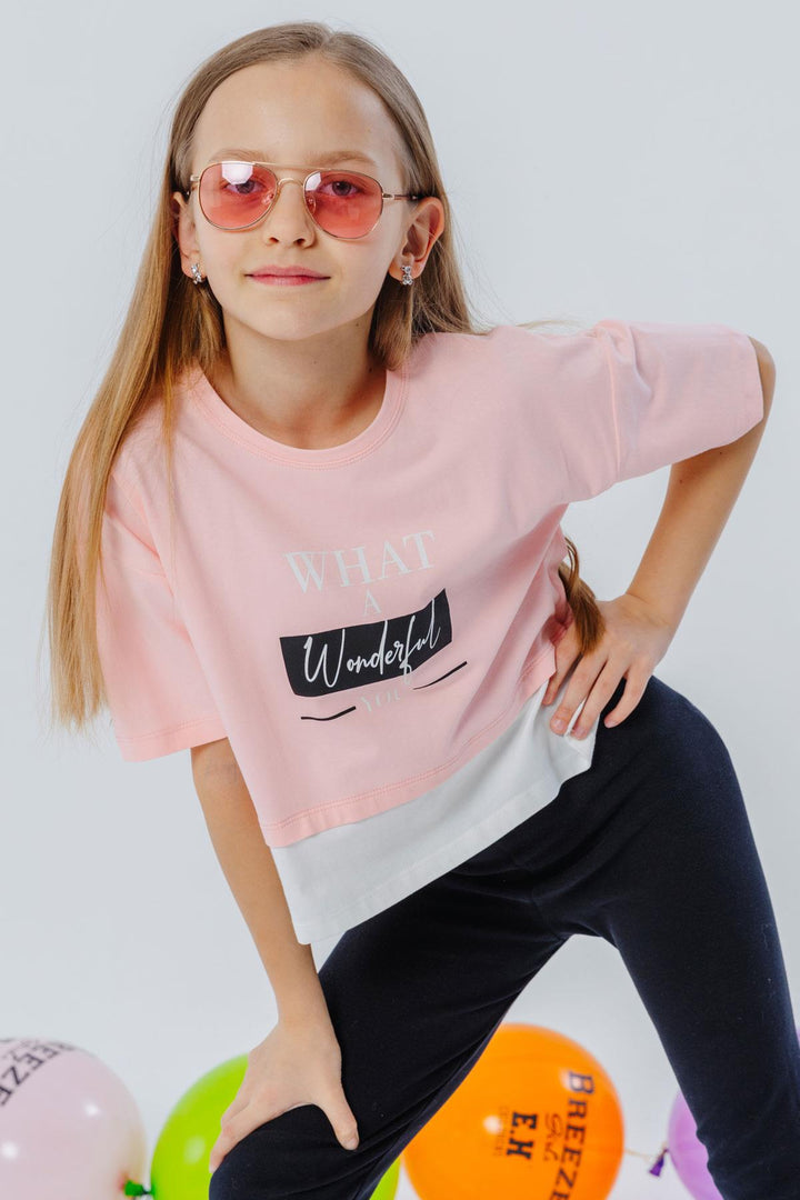 Bre Breeze Girl Child Crop футболка с боковыми прорезями, напечатанными с текстом, 94 года, Pink - Danbury