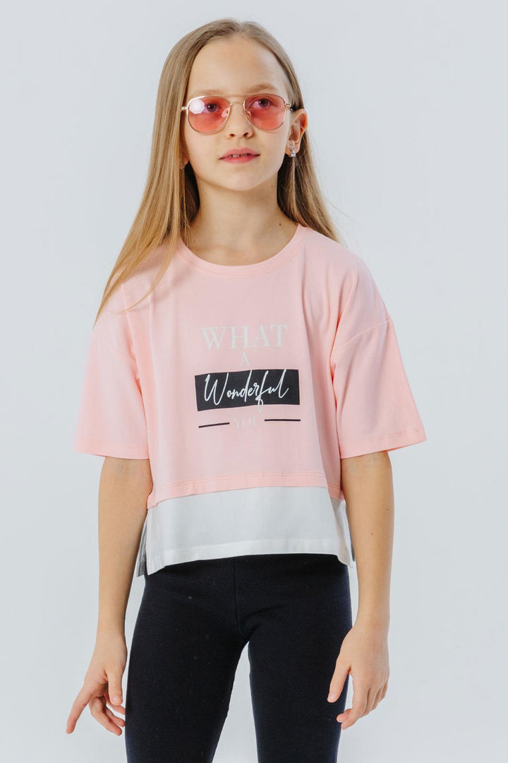 Bre Breeze Girl Child Crop футболка с боковыми прорезями, напечатанными с текстом, 94 года, Pink - Danbury