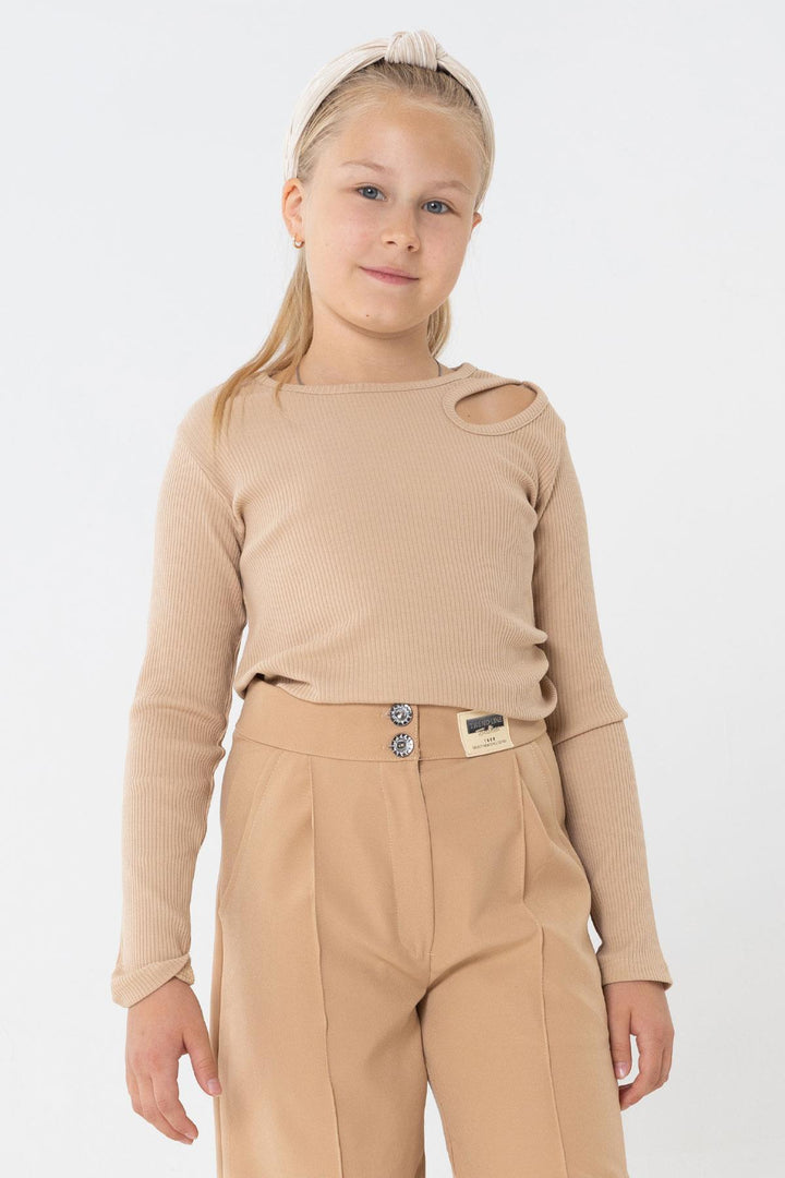 Bre Breeze Girl Child Fit Fit Fit with с плечом Деколлете деталь 94 года, темный бежевый - Пуанциана