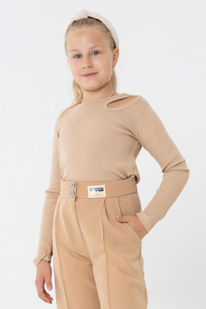 Bre Breeze Girl Child Fit Fit Fit with с плечом Деколлете деталь 94 года, темный бежевый - Пуанциана