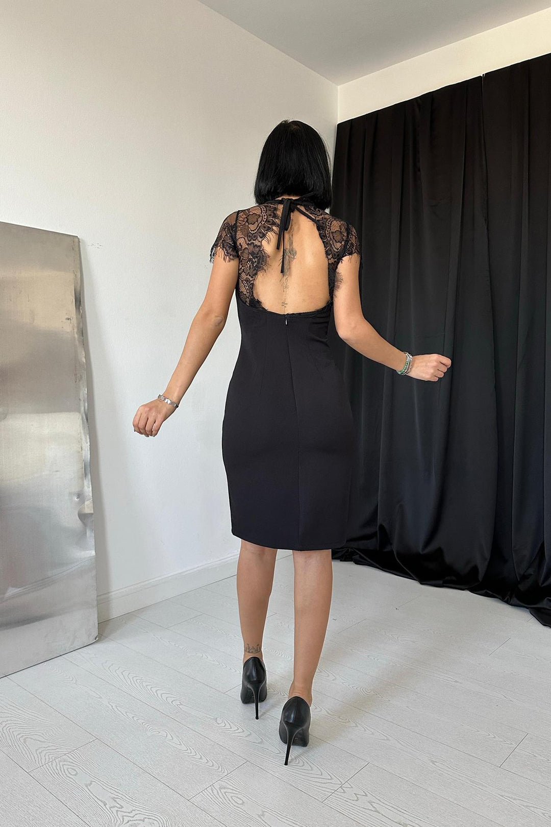 Robe Backless Els - Black - St. Louis Park